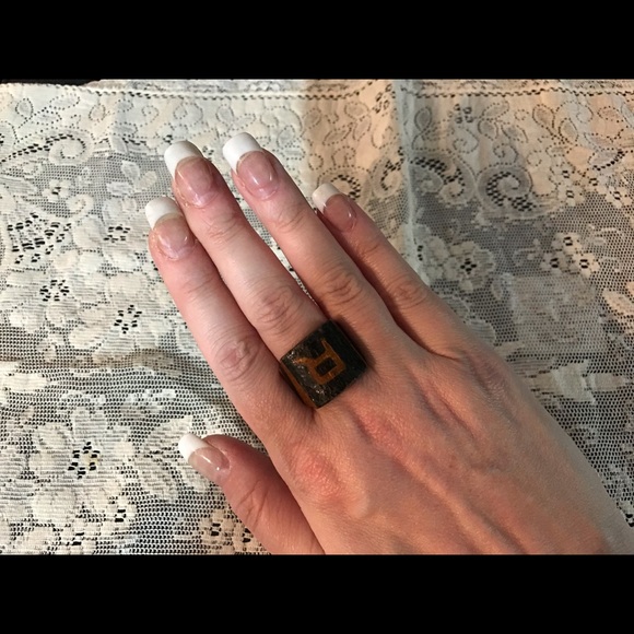 HANDMADE WOODEN TRAMP ART VINTAGE R SIGNET RING - Picture 6 of 7